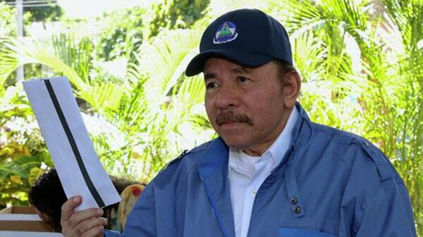 El presidente de Nicaragua, Daniel Ortega, votando en las elecciones presidenciales - Sputnik Mundo
