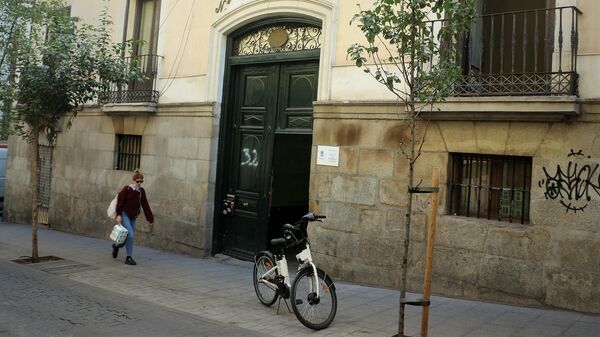 Fachada del inmueble situado en la calle de la Luna de Madrid, a punto de ser desalojado - Sputnik Mundo