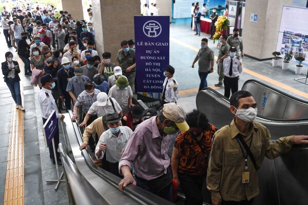 Colas para comprar billetes en el primer día del funcionamiento del metro de Hanói. - Sputnik Mundo