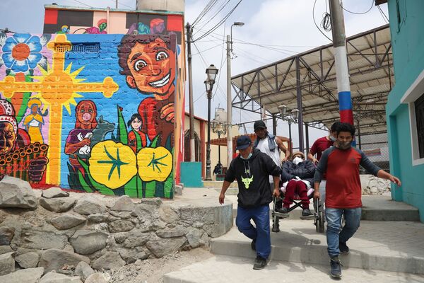 El distrito se destaca de otras zonas de Lima por los brillantes colores de sus casas y los innumerables murales de sus calles. - Sputnik Mundo