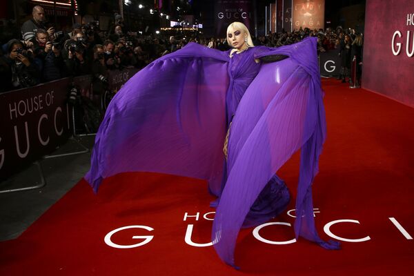 Lady Gaga posa para los fotógrafos tras el estreno mundial de la película Casa Gucci, en Londres, el 9 de noviembre de 2021. - Sputnik Mundo