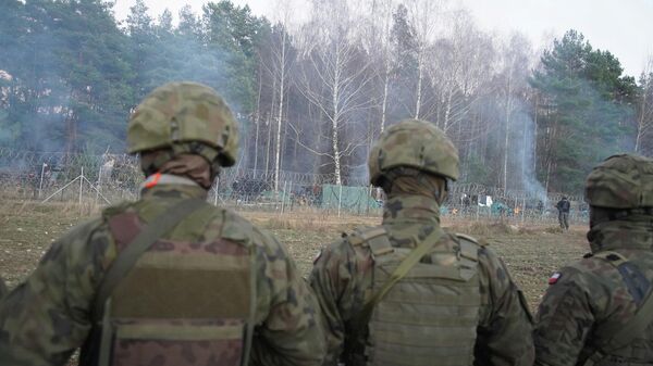 Soldados polacos en la frontera con Bielorrusia  - Sputnik Mundo