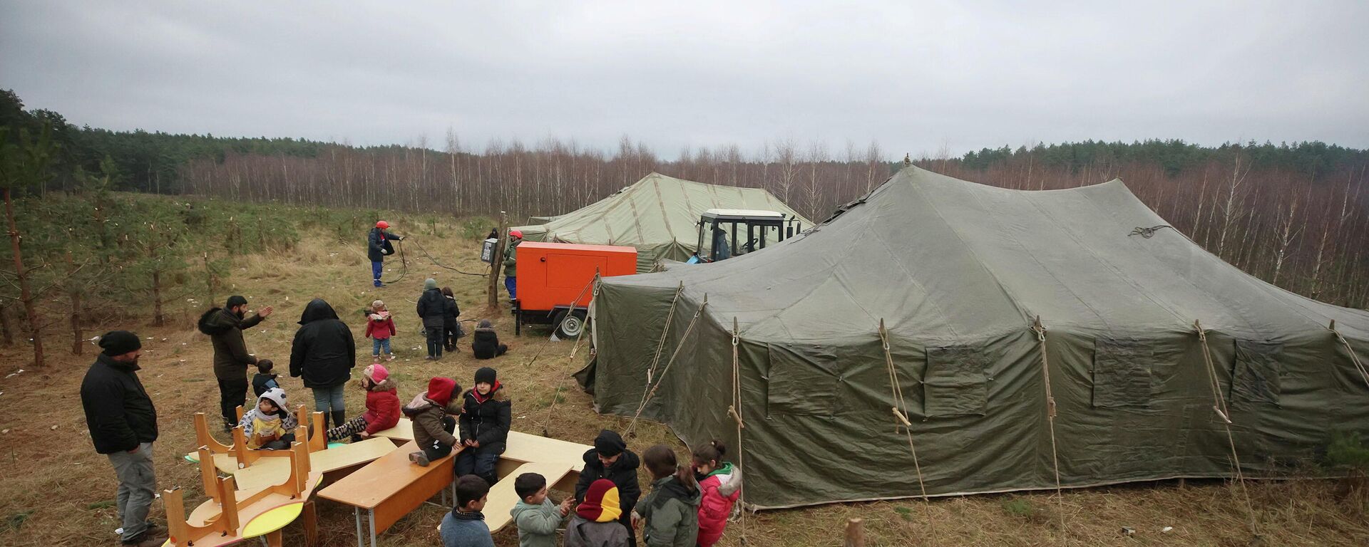 Las carpas instaladas por militares bielorrusos en un campamento improvisado para migrantes en la frontera bielorruso-polaca en la región de Grodno, Bielorrusia, 13 de noviembre de 2021 - Sputnik Mundo, 1920, 14.11.2021