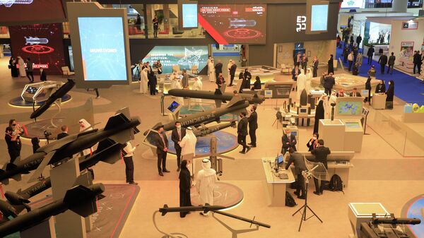 Los visitantes asisten a la exhibición Edge durante la feria Dubai Airshow, Emiratos Árabes Unidos, el 14 de noviembre de 2021 - Sputnik Mundo