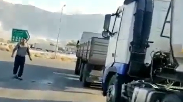 Camiones 'bailando' en plena carretera, captura de pantalla - Sputnik Mundo