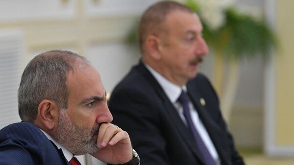 El presidente de Azerbaiyán, Iljam Alíev, y el primer ministro de Armenia, Nikol Pashinián - Sputnik Mundo