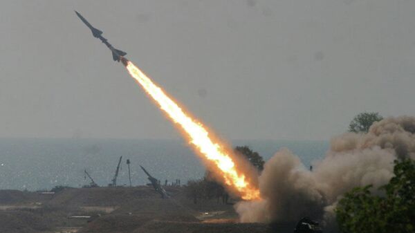 Lanzamiento de un misil S-75 Dvina rumano - Sputnik Mundo