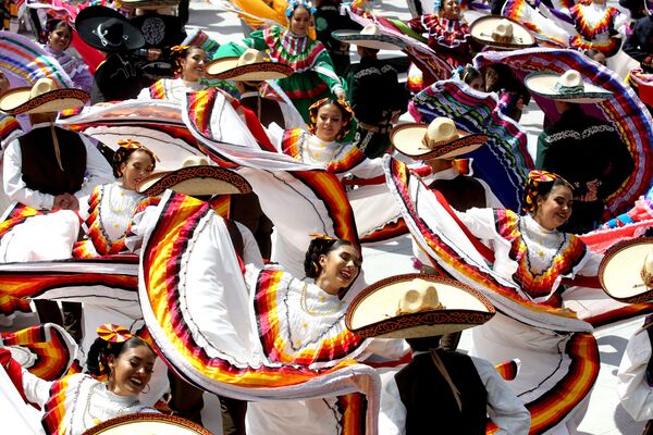 Numerosas parejas bailan para romper el récord de la danza folclórica mexicana más grande en Guadalajara (México) el 24 de agosto de 2019. En la ocasión, 882 personas participaron en el baile. - Sputnik Mundo