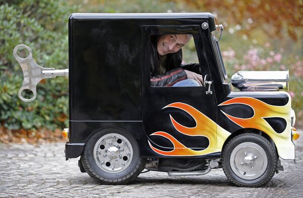 Wind up, el vehículo que figura en el libro Guinness de los récords como el automóvil más pequeño del mundo con licencia para conducir en la vía pública. - Sputnik Mundo