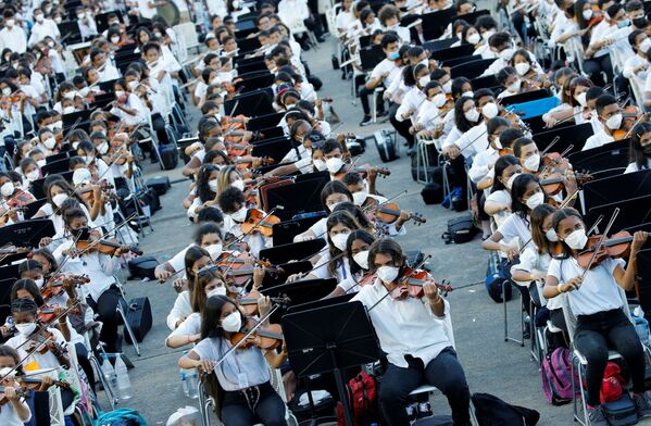 Músicos del Sistema Nacional de Orquestas y Coros Juveniles e Infantiles de Venezuela actúan en un intento de romper el récord mundial de la orquesta más grande del mundo, en Caracas (Venezuela) el 13 de noviembre de 2021. Músicos del Sistema Nacional de Orquestas y Coros Juveniles e Infantiles de Venezuela actúan en un intento de romper el récord mundial de la orquesta más grande del mundo, en Caracas (Venezuela) el 13 de noviembre de 2021. - Sputnik Mundo