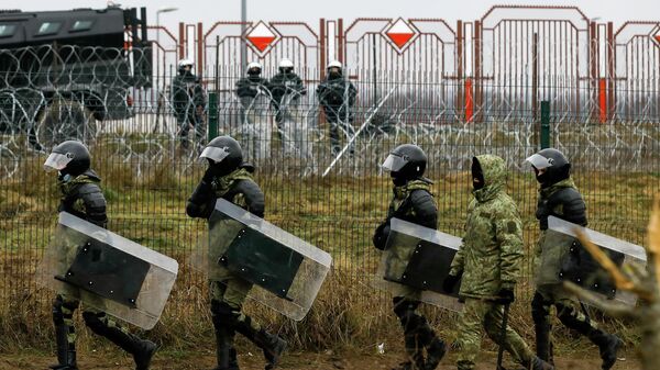 Los militares polacos en la frontera polaco-bielorrusa - Sputnik Mundo