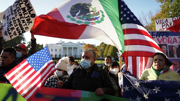 Los migrantes mexicanos esperan la visita del presidente de México, Andrés Manuel López Obrador, a Washington - Sputnik Mundo