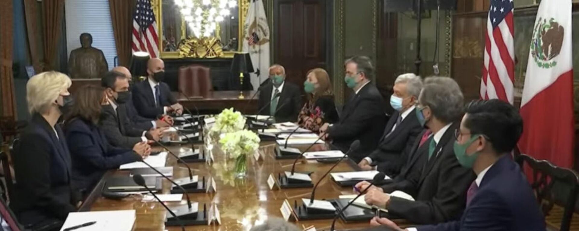 La comitiva mexicana, encabezada por el presidente López Obrador, se reunió con la vicepresidenta de EEUU, Kamala Harris  - Sputnik Mundo, 1920, 21.04.2022