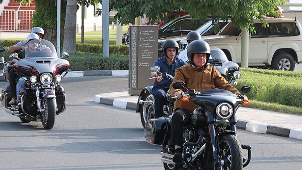Jair Bolsonaro montando una motocicleta en Doha, Catar.  - Sputnik Mundo