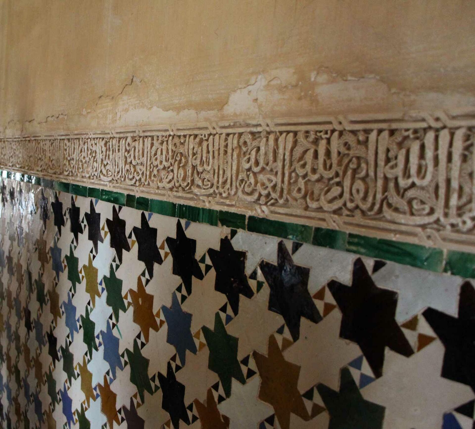 Detalles de azulejos en el interior de la Alhambra - Sputnik Mundo, 1920, 19.11.2021
