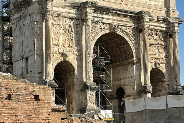 Reparaciones en Arco de Setimio Severo en el foro romano de Roma - Sputnik Mundo