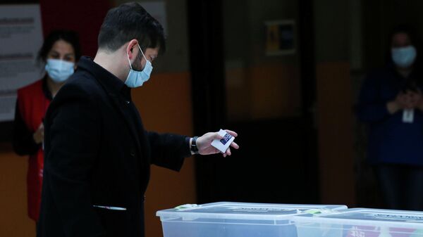 El candidato presidencial de Chile, Gabriel Boric, emite su voto durante las elecciones presidenciales en Punta Arenas, Chile, 21 de noviembre de 2021 - Sputnik Mundo