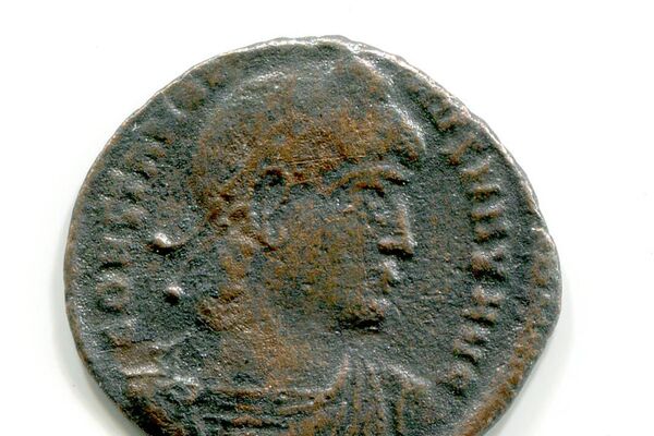 La moneda con el retrato de Constancio II acuñada en los años 337-341 en la ciudad de Alejandría, en el anverso se puede ver el perfil del emperador, en el reverso dos soldados romanos con lanzas y un pabellón entre ellos, la leyenda en el reverso dice Gloria al Ejército - Sputnik Mundo