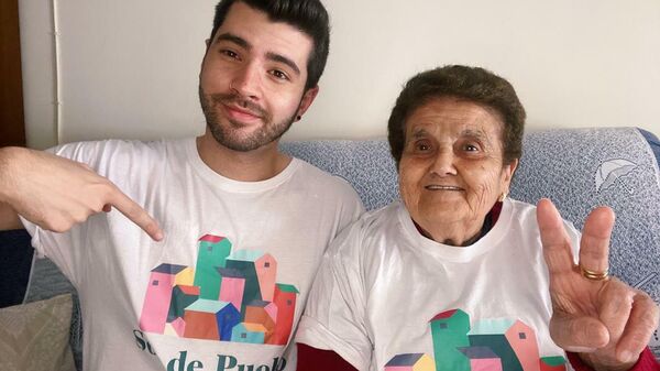 Gonzalo Mirón junto a su abuela Rosario Camisón Ripado, más conocida en redes sociales como La Rosario, pensionista influencer - Sputnik Mundo
