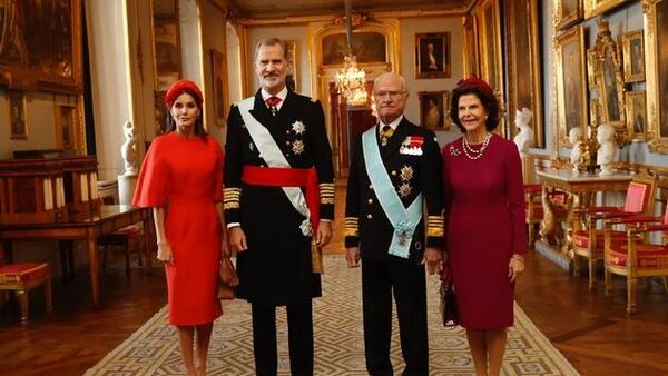 Los reyes de España junto a sus majestades los reyes de Suecia en el Palacio Real de Estocolmo  - Sputnik Mundo