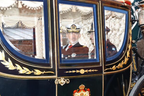 El rey de España Felipe VI, y el rey de Suecia, Carlos Gustavo, llegaron al Palacio Real de Estocolmo en un carruaje de época. - Sputnik Mundo
