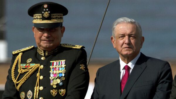 Luis Cresencio Sandoval, titular de la Sedena, y Andrés Manuel López Obrador, presidente de México - Sputnik Mundo