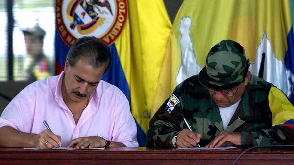 El presidente colombiano Andrés Pastrana y el líder de las FARC Manuel Marulanda firman un acuerdo de paz en febrero de 2001 - Sputnik Mundo