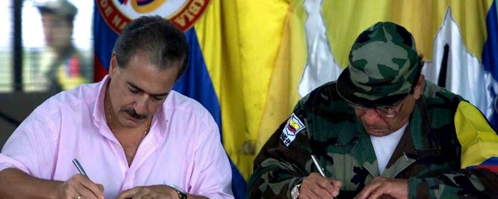 El presidente colombiano Andrés Pastrana y el líder de las FARC Manuel Marulanda firman un acuerdo de paz en febrero de 2001 - Sputnik Mundo, 1920, 24.11.2021