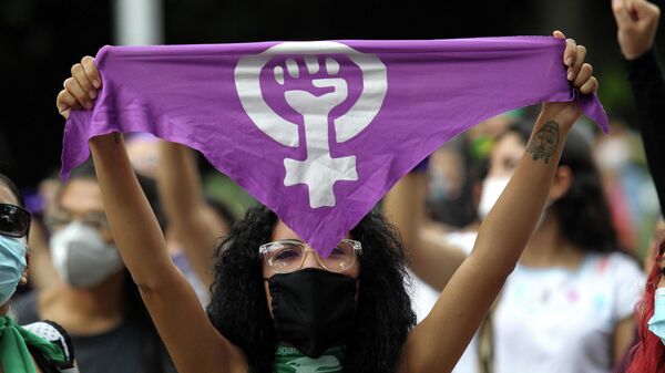 Feminista durante una protesta en Guadalajara - Sputnik Mundo