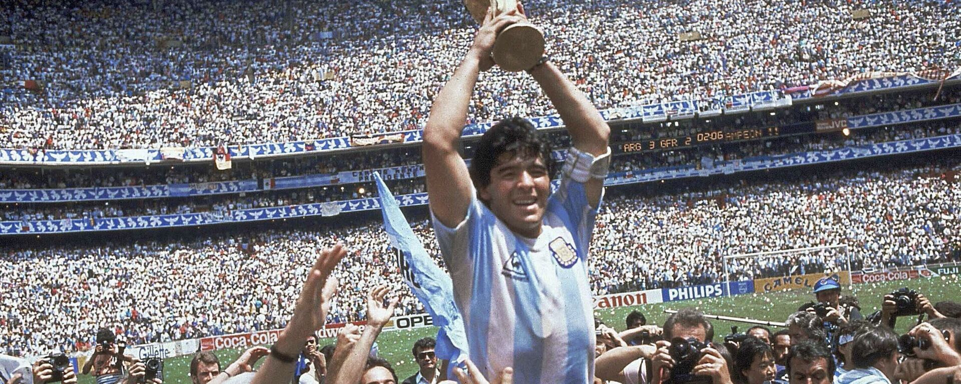 Диего Марадона держит трофей своей команды после победы Аргентины, 1986 год - Sputnik Mundo, 1920, 24.11.2022