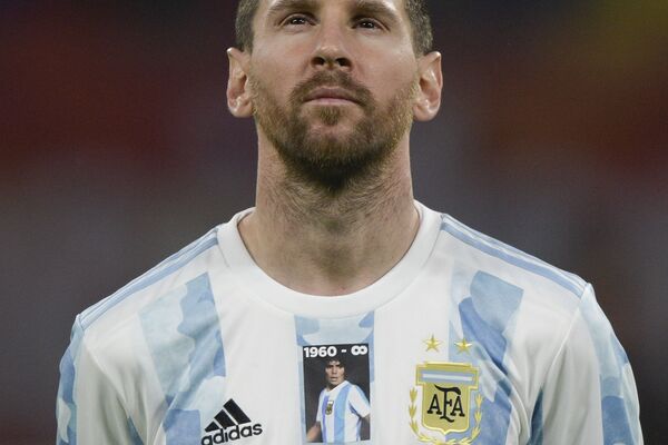 El delantero argentino Lionel Messi viste una camiseta con el número y la foto de Maradona antes de un partido de clasificación para el Mundial de Catar 2022 contra Chile, el 3 de junio de 2021. - Sputnik Mundo