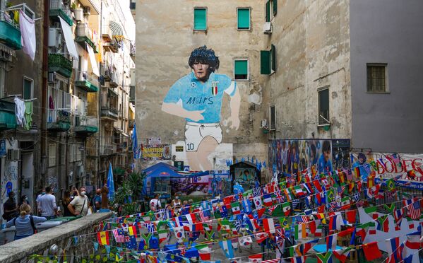 Arte callejero en homenaje a Maradona en Nápoles (Italia). Arte callejero en homenaje a Maradona en Nápoles (Italia). - Sputnik Mundo