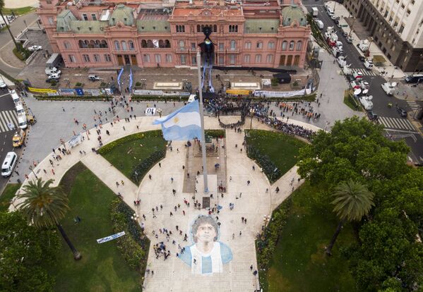 Una multitud de personas hace fila para asistir al velorio de Maradona en el palacio presidencial en Buenos Aires (Argentina), el 26 de noviembre de 2020. - Sputnik Mundo