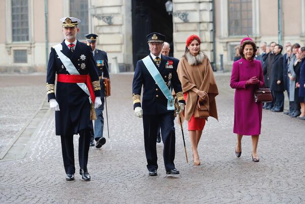 Los reyes Felipe VI y Letizia han sido recibidos por Carlos Gustavo y Silvia de Suecia con un acto oficial cargada de ceremonial y tradición. - Sputnik Mundo