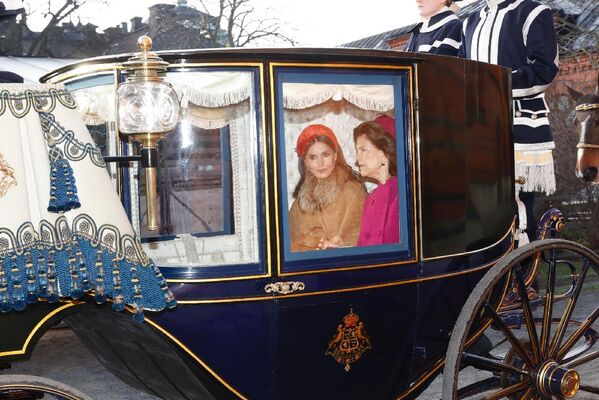 La reina Letizia y la reina de Suecia también recorrieron las calles del centro de Estocolmo en un carruaje de menor tamaño camino al Palacio Real. - Sputnik Mundo