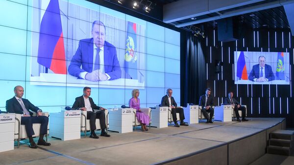 Serguéi Lavrov, ministro de Exteriores de Rusia, habla durante la ceremonia de entrega del premio medioambiental 'La ecología es asunto de todos' - Sputnik Mundo