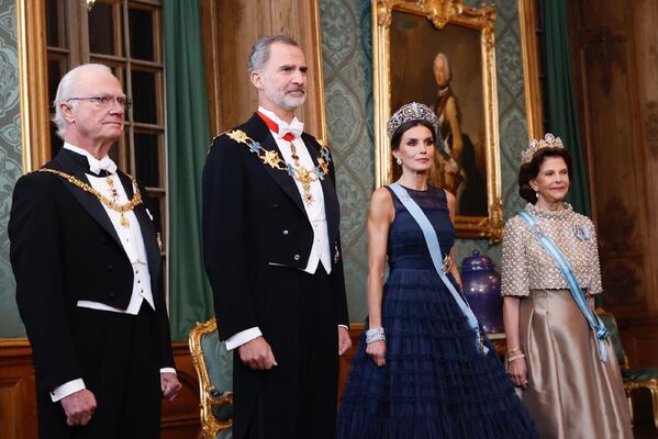 Los reyes de España y Suecia minutos antes de recibir a los invitados de la cena de gala que tuvo lugar en el Palacio Real de Estocolmo y a la que asistieron 90 comensales. Los reyes de España y Suecia minutos antes de recibir a los invitados de la cena de gala que tuvo lugar en el Palacio Real de Estocolmo y a la que asistieron 90 comensales. - Sputnik Mundo