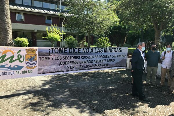 Cartel contra la minería en Tomé, comnunidad costera de Concepción, Región del Biobío - Sputnik Mundo
