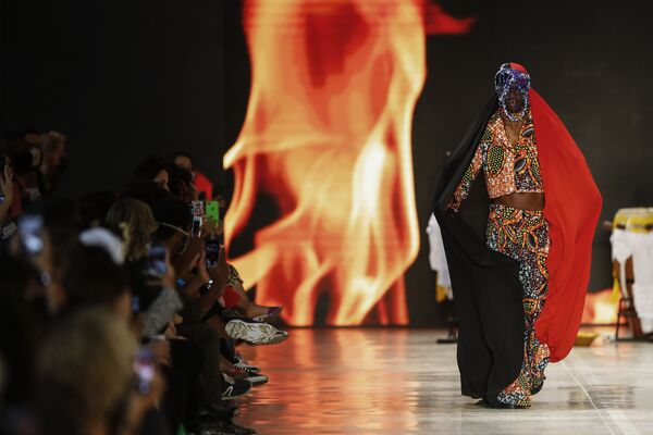 El desfile de la nueva colección de la marca brasileña Meninos Rei en la Semana de la Moda de Sao Paulo. - Sputnik Mundo