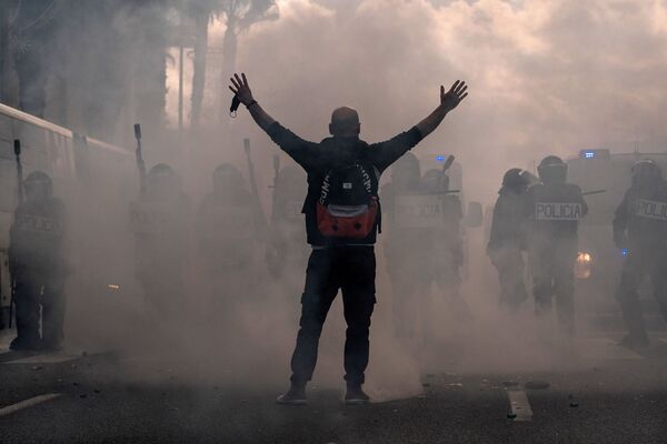 Un participante de una protesta de metalúrgicos en Cádiz (España). - Sputnik Mundo