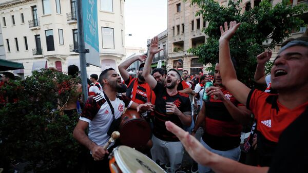 Hinchas de Flamengo llegan a Montevideo y aguardan la final de la Copa Libertadores - Sputnik Mundo