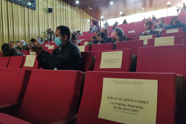 Víctimas de lesiones oculares a manos de la policía colombiana asisten a la presentación del informe Tiros a la vista, de las ONG Temblores y Amnistía Internacional; y la Universidad de Los Andes Víctimas de lesiones oculares a manos de la policía colombiana asisten a la presentación del informe Tiros a la vista, de las ONG Temblores y Amnistía Internacional; y la Universidad de Los Andes - Sputnik Mundo