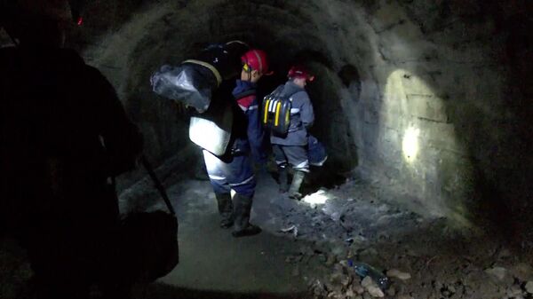 Los rescatistas en el lugar del accidente en la mina Listvyazhnaya, Siberia - Sputnik Mundo