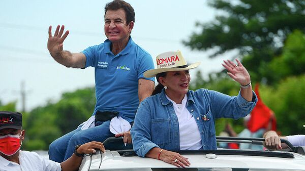 El excandidato presidencial hondureño Salvador Nasralla y la actual candidata presidencial Xiomara Castro, ambos del Partido Libertad y Refundación (Libre, izquierda) de Honduras, durante la campaña electoral, el 6 de noviembre de 2021 - Sputnik Mundo