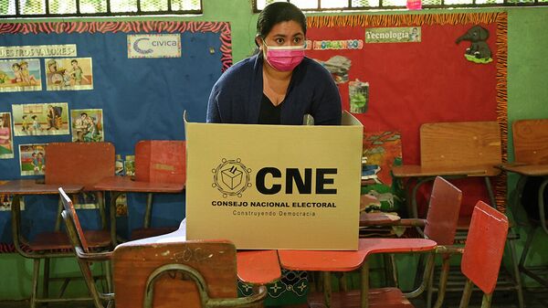 Una mujer vota en las elecciones generales en Honduras - Sputnik Mundo