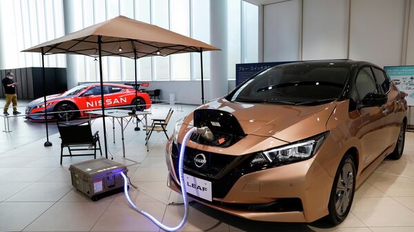 Un automóvil Nissan Leaf EV y una batería portátil en una exhibición en la Galería Nissan en Yokohama, Japón, el 29 de noviembre de 2021 - Sputnik Mundo