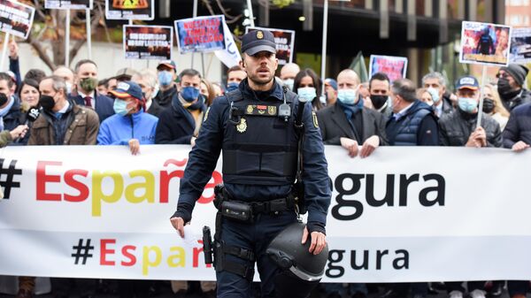Un agente de Policía Nacional frente a una concentración contra la reforma de la Ley Mordaza, frente a la Delegación del Gobierno, a 24 de noviembre de 2021, en Madrid, España.  - Sputnik Mundo