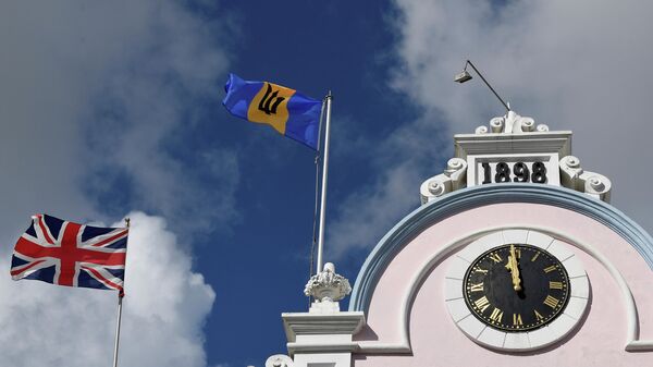 Banderas del Reino Unido y Barbados - Sputnik Mundo