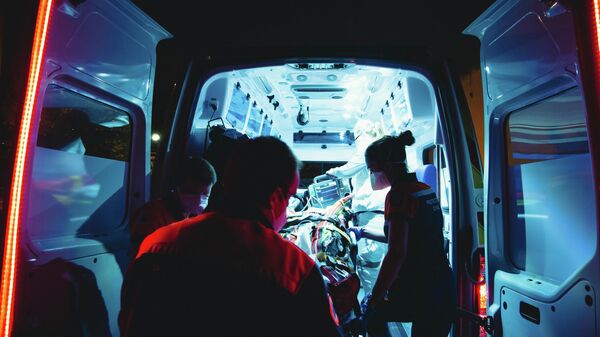 Una ambulancie atiende una emergencia - Sputnik Mundo
