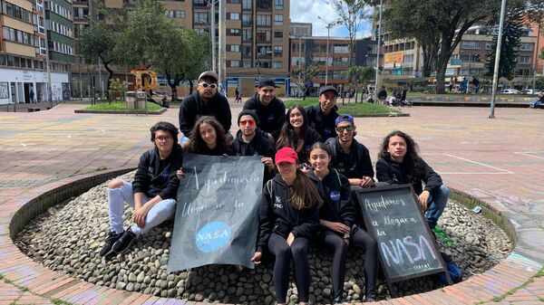 Una parte del grupo de estudiantes de MIND en las calles de Bogotá en la jornada de venta de productos para recoger fondos - Sputnik Mundo